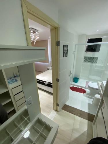 a room with a bathroom with a toilet and a bedroom at Casa triplex com cobertura a 5 minutos da praia in Arraial do Cabo