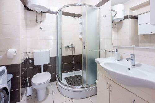 een badkamer met een douche, een toilet en een wastafel bij Apartment in Crikvenica 39213 in Crikvenica