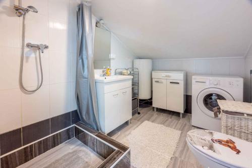 y baño con lavabo y lavadora. en Apartment in Grizane 5610, en Grižane