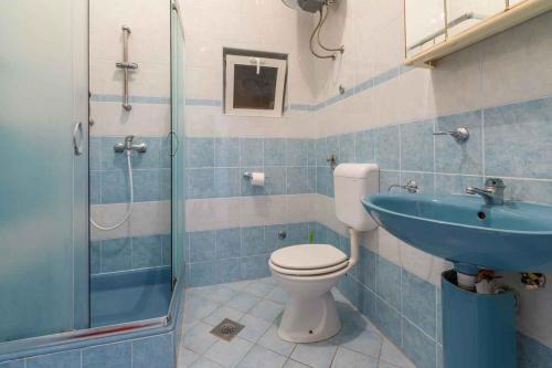 een badkamer met een toilet, een wastafel en een douche bij One-Bedroom Apartment Crikvenica 22 in Crikvenica