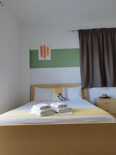 Postel nebo postele na pokoji v ubytování Iris Apartments Ksamil