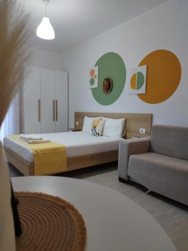 Postel nebo postele na pokoji v ubytování Iris Apartments Ksamil