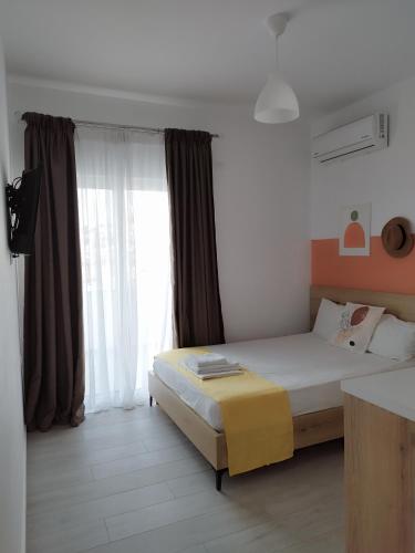 Postel nebo postele na pokoji v ubytování Iris Apartments Ksamil