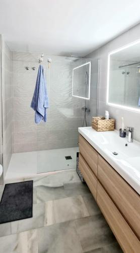 een badkamer met een bad, een wastafel en een douche bij Mijas Holiday in Fuengirola