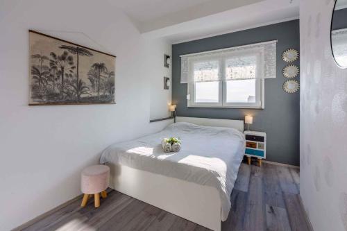 um pequeno quarto com uma cama e uma janela em Holiday home in Crikvenica 5239 em Dramalj