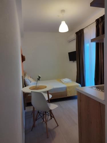 TV a/nebo společenská místnost v ubytování Iris Apartments Ksamil