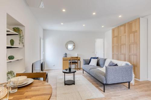 sala de estar con sofá y mesa en Lovely flat in the center of Argenteuil - Welkeys, en Argenteuil