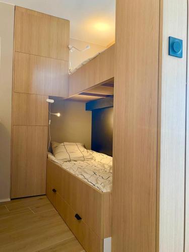 une chambre avec un lit superposé dans une pièce dans l'établissement LE CALI, P2 Cabine dans une résidence avec piscine, vue mer et parking privé, à La Grande Motte