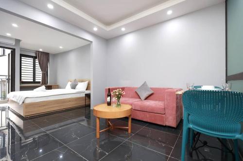 um quarto com uma cama, um sofá e uma mesa em Căn hộ studio full nội thất tại Tây Hồ em Hanói