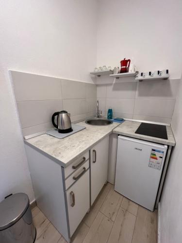 Ksenia Guesthouse Apartments and Studiosにあるキッチンまたは簡易キッチン