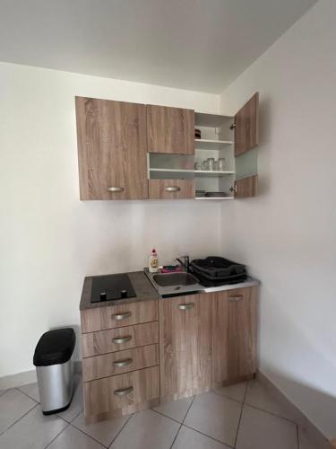 Ksenia Guesthouse Apartments and Studiosにあるキッチンまたは簡易キッチン