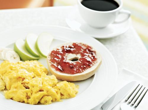 talerz jedzenia śniadaniowego z jajkami i filiżankę kawy w obiekcie SpringHill Suites by Marriott Franklin Cool Springs w mieście Franklin