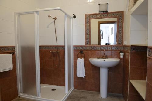 a bathroom with a shower and a sink at Casa Rural Las Cadenas del Cananeo in Arcos de la Frontera