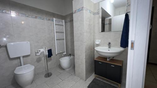 ein Badezimmer mit einem Waschbecken, einem WC und einem Waschbecken in der Unterkunft Casa di Mery in Massa Lombarda