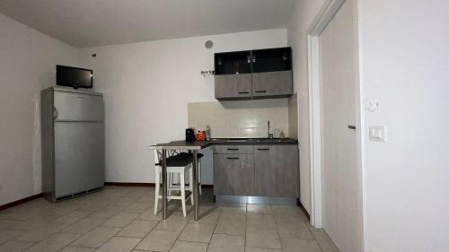 eine kleine Küche mit einer Theke und einem Kühlschrank in der Unterkunft Casa di Mery in Massa Lombarda