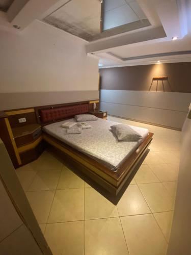 a bedroom with a bed in the middle of a room at Namorata Expo Inn in São Paulo
