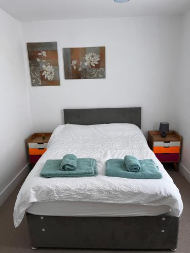 a bedroom with a bed with two towels on it at Lovely - 1 Bedroom Flat in Hastings Town Centre in Hastings