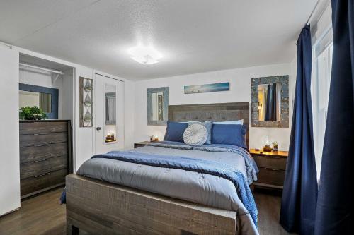 - une chambre avec un grand lit et des oreillers bleus dans l'établissement Charming Lake Dallas Home with Furnished Patio!, à Lake Dallas