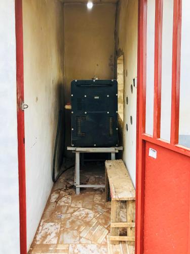 a small room with a green appliance in a wall at Chez Catherine et Gabriel in Bangui