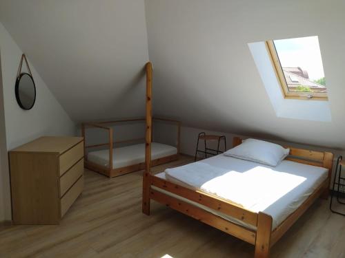 sypialnia z 2 łóżkami piętrowymi i oknem w obiekcie u Tymka w Iławie