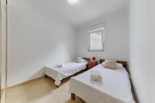 Pearl Apartment Sveti Stefan tesisinde bir odada yatak veya yataklar