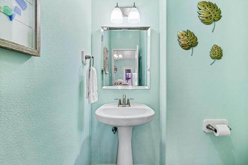 La salle de bains est pourvue d'un lavabo et d'un miroir. dans l'établissement Shark's Key, à Port Aransas