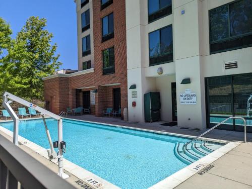 uma piscina em frente a um edifício em SpringHill Suites by Marriott Athens West em Athens