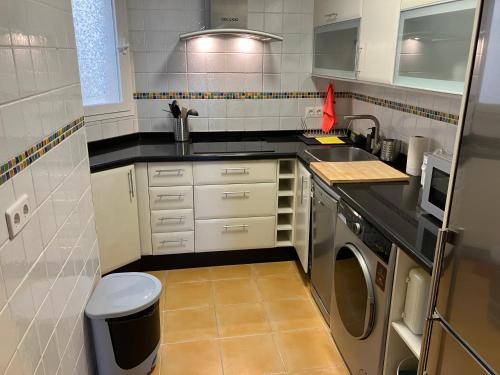 eine Küche mit einer Spüle und einer Waschmaschine in der Unterkunft Malaga Victoria in Málaga