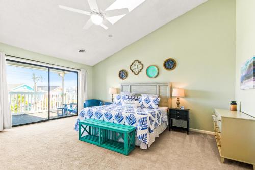 1 dormitorio con cama y ventana grande en No Hurry - 302, en Myrtle Beach