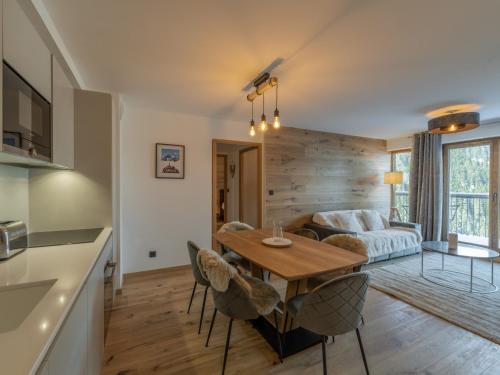 Appartement Neuf 65m² Courchevel Moriond, 2 Chambres + Cabine, Balcon, Parking Couverts, Skis aux Pieds - FR-1-563-127