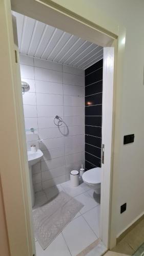 y baño con ducha, aseo y lavamanos. en Nimet Aydın Apartmanı, en Alanya