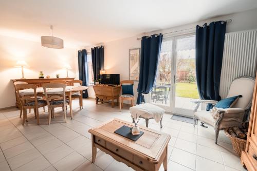 un salon avec une table et une salle à manger dans l'établissement CHEZ FLO, à Saint-Léonard