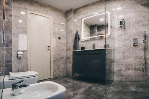 een badkamer met een wastafel, een toilet en een douche bij LUXURY APARTAMENT NEAR THE SEA in Varna