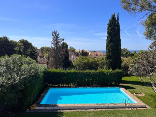 a swimming pool in the yard of a house at Casa Piscina in Marbella