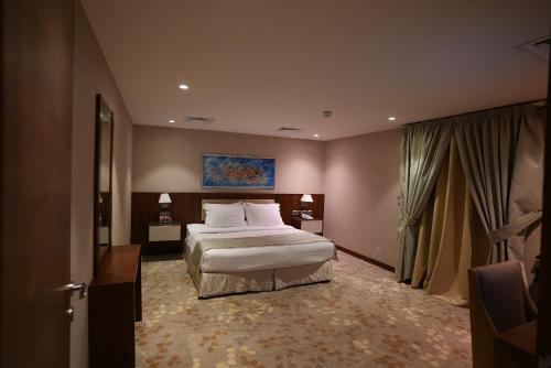sypialnia z dużym łóżkiem w pokoju w obiekcie Palm Boutique Hotel w mieście Dżudda