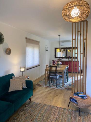 a living room with a green couch and a table at Casa da Monservia in Sintra