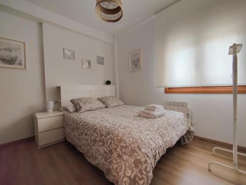 A bed or beds in a room at Céntrico, 100 metros de la playa, reformado,163 m2