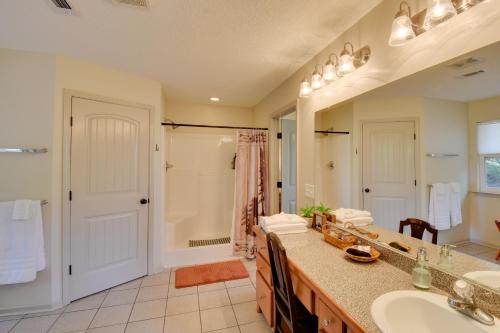 een badkamer met een wastafel en een douche bij Lakemont Retreat Game Room, Hot Tub, and Mtn Views! in Lakemont
