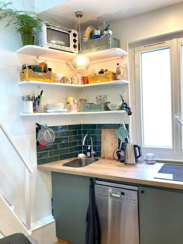 Photo de la galerie de l'établissement Chez Valentine au coeur des Buttes Chaumont et Belleville, à Paris