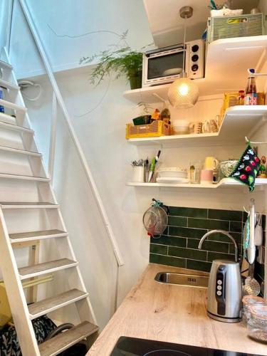 Photo de la galerie de l'établissement Chez Valentine au coeur des Buttes Chaumont et Belleville, à Paris