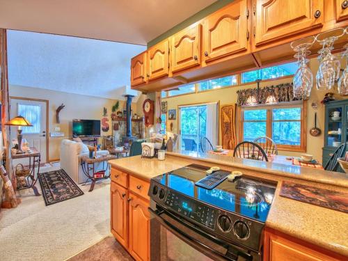 een keuken met een kookplaat in de kamer bij Red Maple Lookout- Hidden Gem w/ Porch Mtn Views! in Waynesville