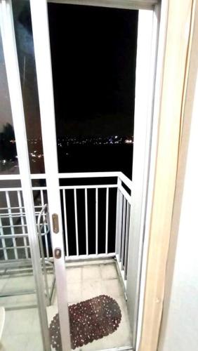 een open deur naar een balkon met uitzicht bij Bogor Valley Apartment in Bogor