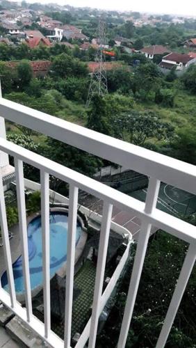 Vaizdas į baseiną apgyvendinimo įstaigoje Bogor Valley Apartment arba netoliese