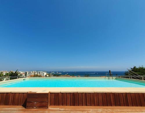 Studio vue mer piscine rooftop parking fermé 500m de cannes