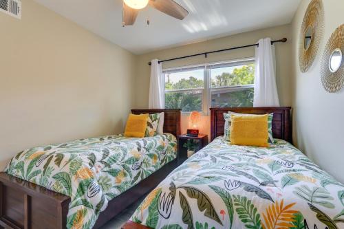een slaapkamer met 2 bedden en een raam bij Coastal Sarasota Condo Minutes to Beach! in Sarasota