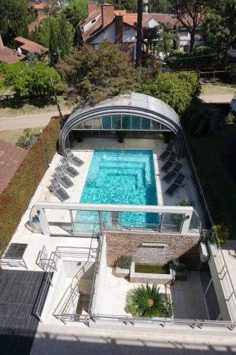 una vista aérea de una casa con piscina en Aqualina Suites en Valeria del Mar