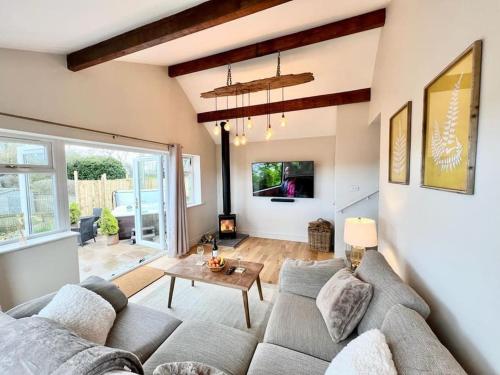 un soggiorno con un divano e un tavolo di Treetops Cottage at Treetops Hideouts a Richmond