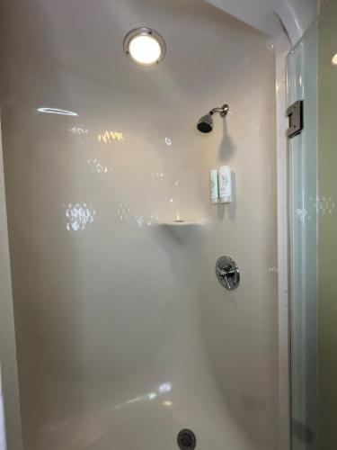 Ein Badezimmer in der Unterkunft Spark by Hilton Lynchburg