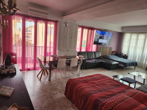 un salon avec un lit, un canapé et une table dans l'établissement Big apart 140m2 5min walk to beach sea &Promenade 3 double rooms,big living room 42m2, 3 showers,9 beds, free parking, à Nice