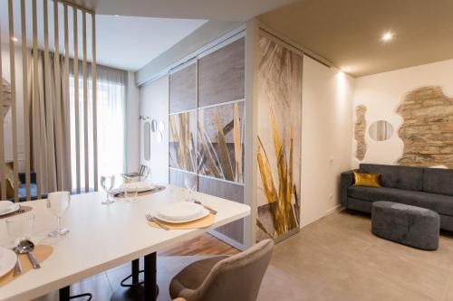una sala da pranzo con tavolo e divano di Elegant Apartments 5 terre la spezia a La Spezia
